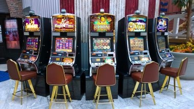 hometogel featured games interface showing slot titles and live-dealer options